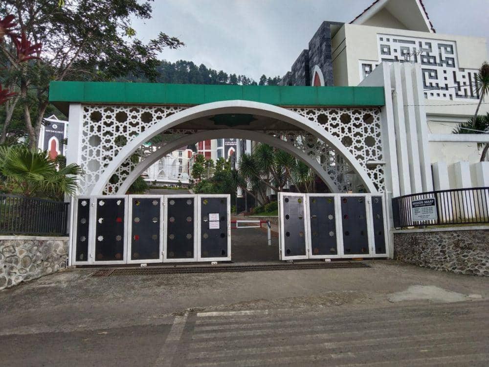 Suasana pintu gerbang SMP Al Izzah Kota Batu. (IDN Times/Rizal Adhi Pratama)