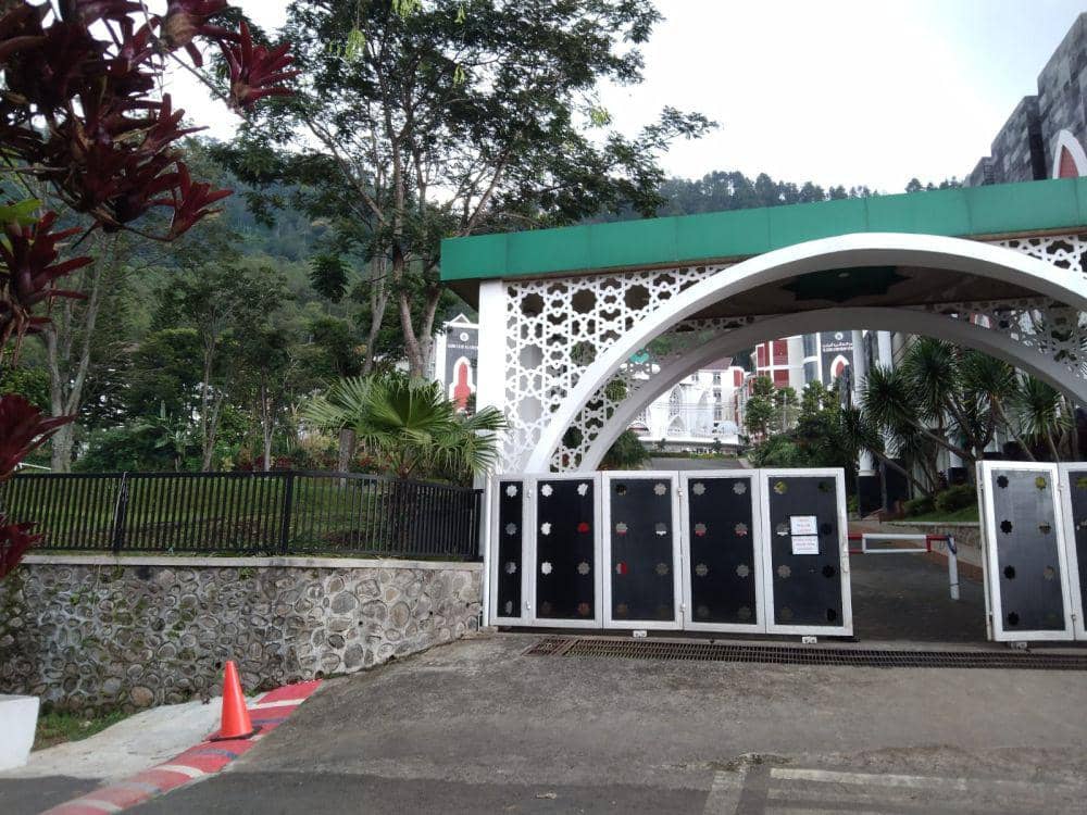 Suasana pintu gerbang SMP Al Izzah Kota Batu. (IDN Times/Rizal Adhi Pratama)