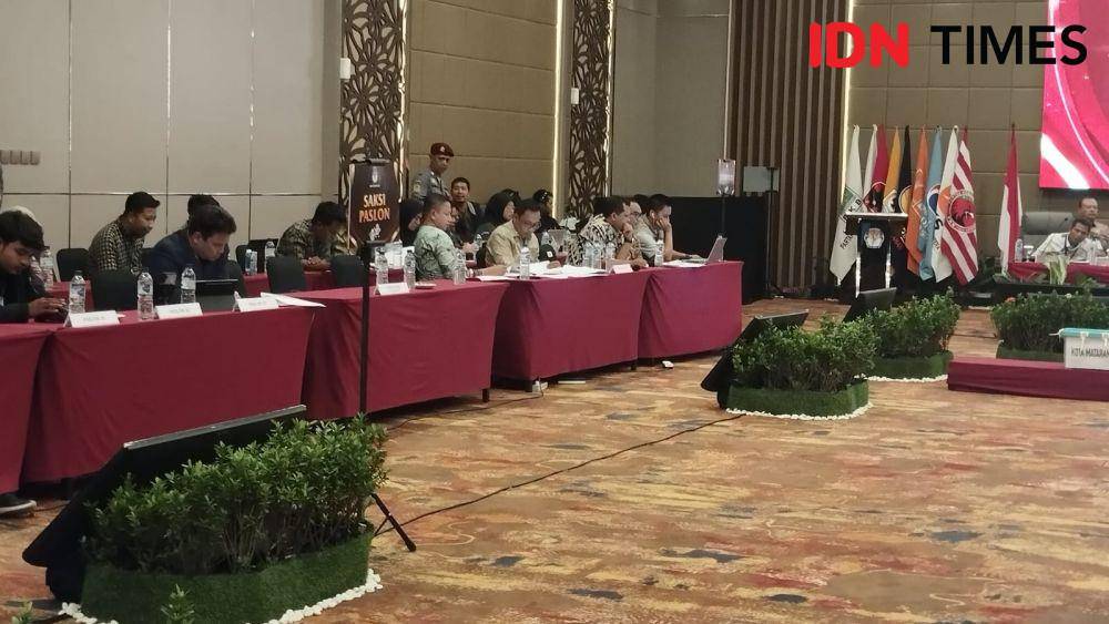 Proses rekapitulasi suara Pemilu 2024 tingkat provinsi NTB di Mataram, Selasa (5/3/2024). (IDN Times/Muhammad Nasir)