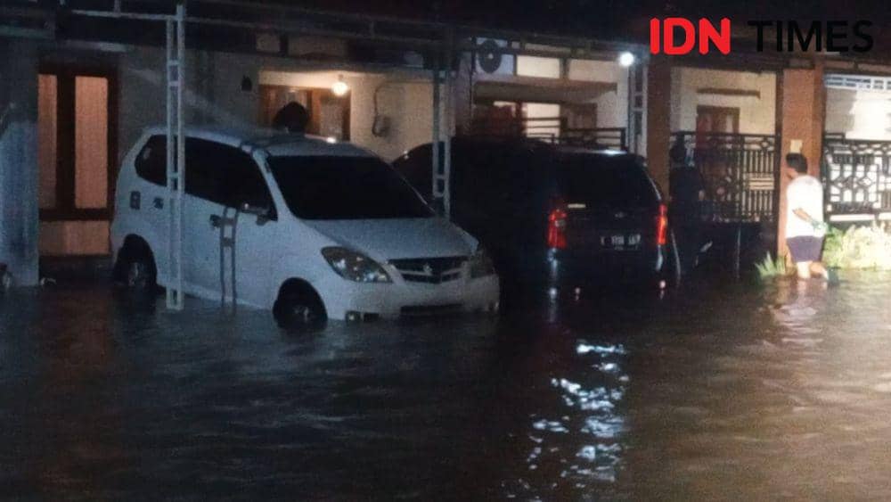 Akibat tanggul jebol perumahan Griya Ardhya Garini di desa Suratmajan Maospati Magetan terendam banjir.IDN Times/ Riyanto.