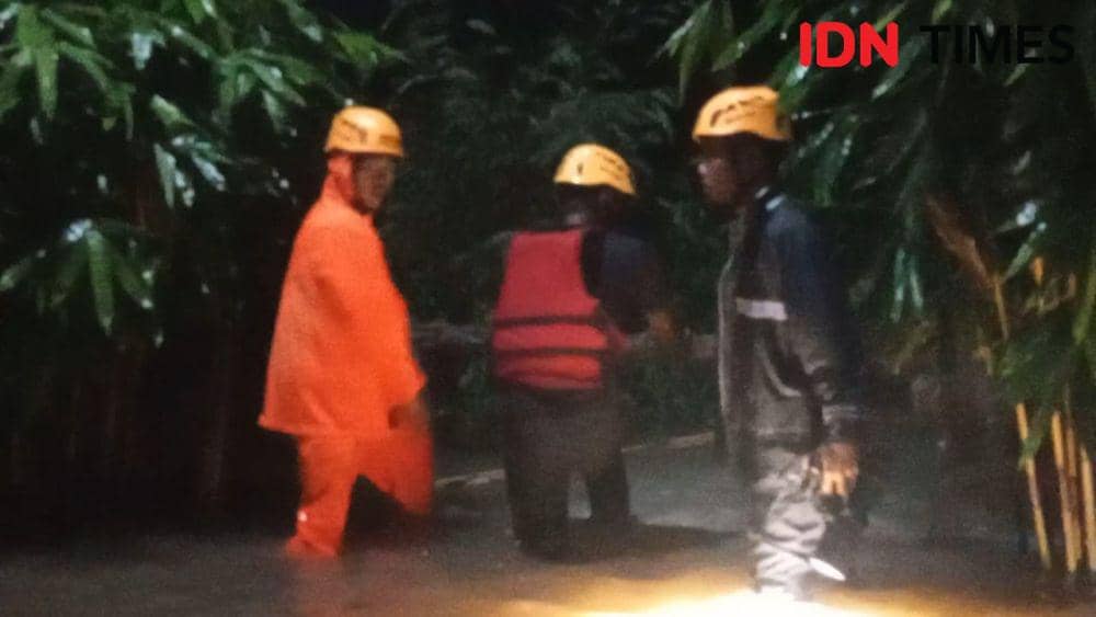 Akibat tanggul jebol perumahan Griya Ardhya Garini di desa Suratmajan Maospati Magetan terendam banjir.IDN Times/ Riyanto.