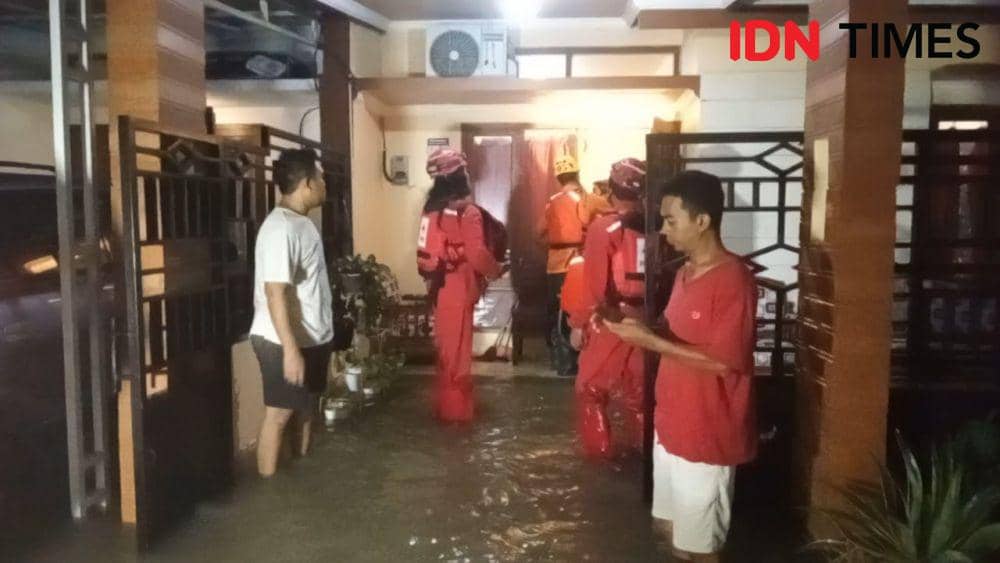 Akibat tanggul jebol perumahan Griya Ardhya Garini di desa Suratmajan Maospati Magetan terendam banjir.IDN Times/ Riyanto.