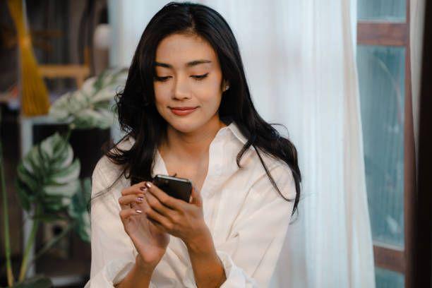 6 Cara Chatting Bisa Membuat Cowok Salting, Berani Coba?