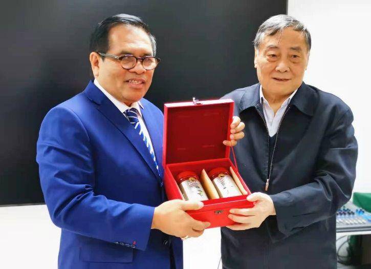 Zong Qinghou (kanan) saat Hangzhou Wahaha Group berkolaborasi dengan kopi Kapal Api pada 2021 (Dok Kemlu RI)
