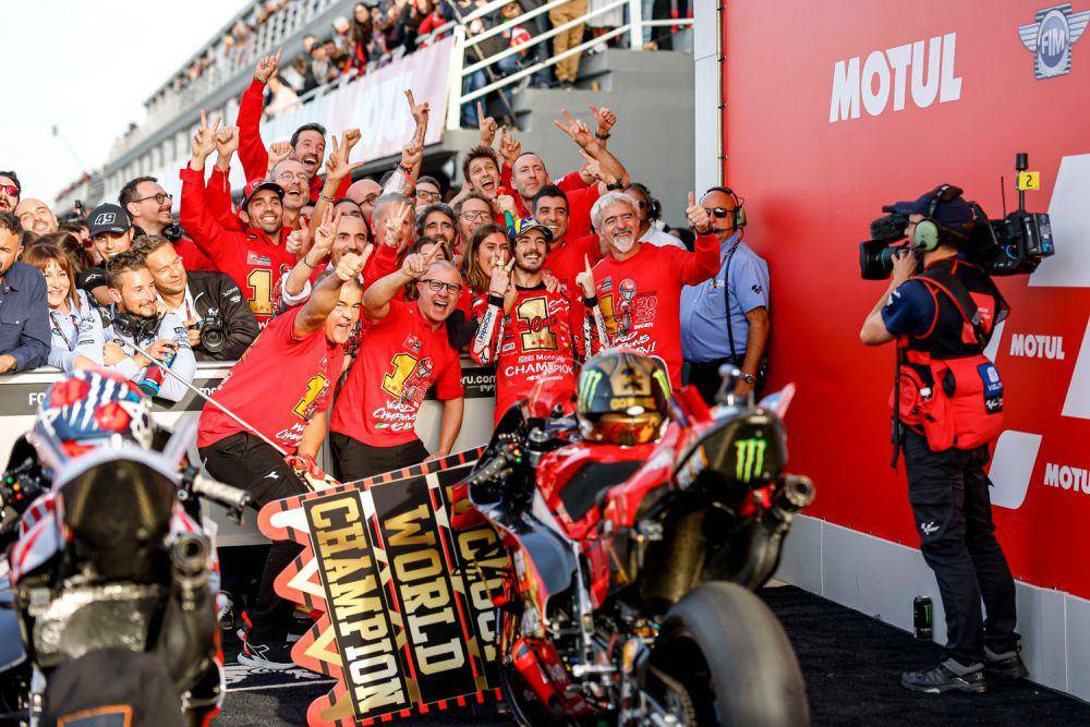 Luigi Dall'Igna (kanan) berfoto bersama Francesco Bagnaia dan kru Ducati seusai GP Valencia 2023. (ducati.com)