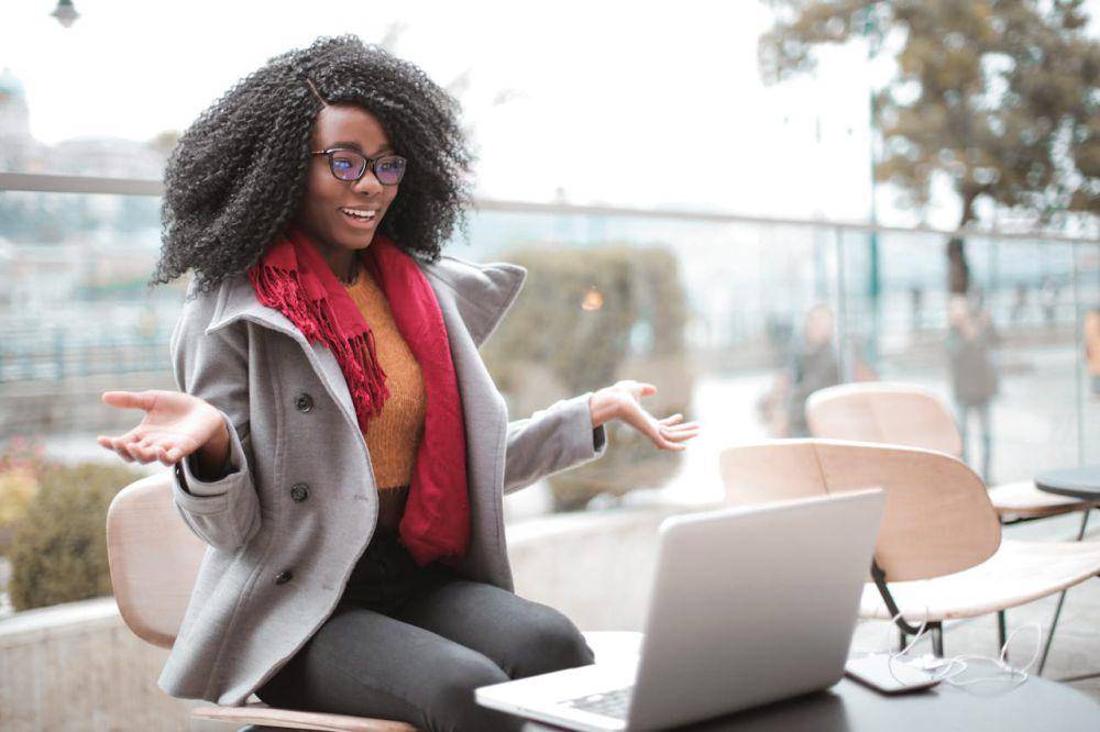 ilustrasi perempuan di depan laptop (pexels.com/Andrea Piacquadio)