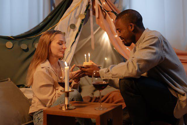 5 Ide Merayakan Ulang Tahun Pasangan Selain Makan Malam Romantis