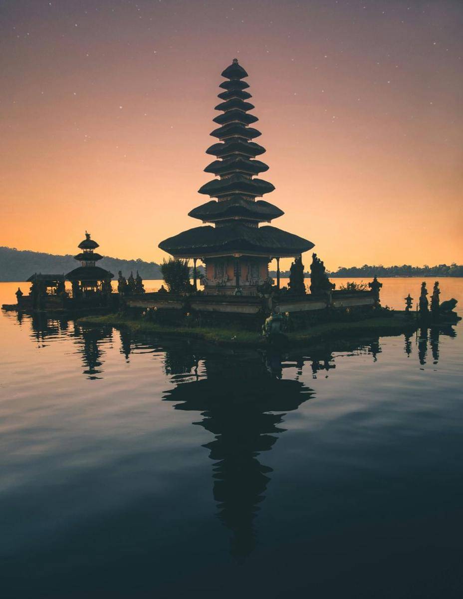 Pura Ulun Danu Wisata Ramah Lansia di Bali
