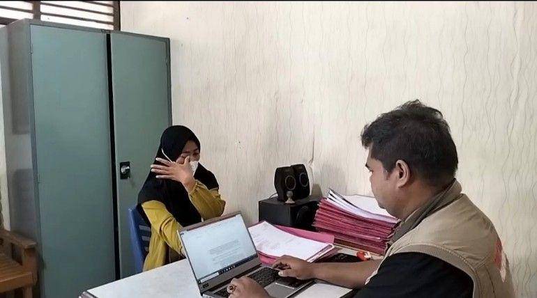 (Pelaku aksi KDRT terhadap suaminya di Bayung Lencir saat menyerahkan diri ke polisi) IDN Times/istimewa