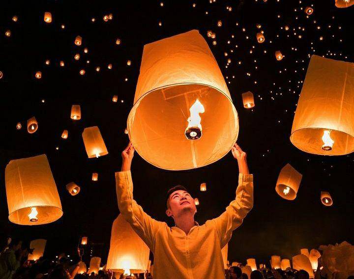 Loy Krathong (instagram.com/jwang815)