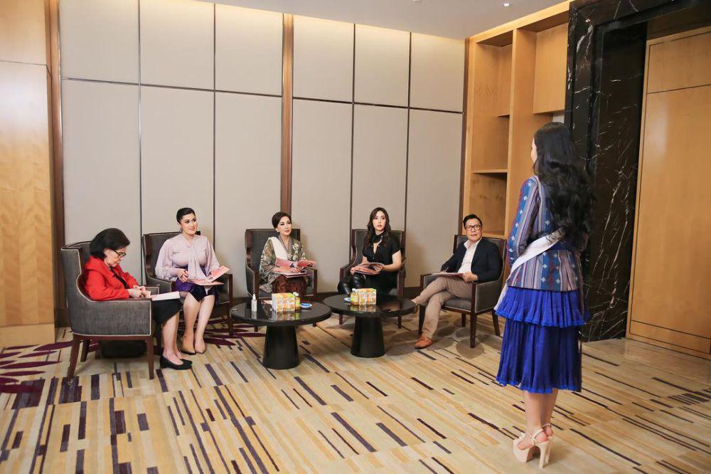 7 Potret OOTD Finalis Puteri Indonesia 2024 Saat Hadapi Deep Interview