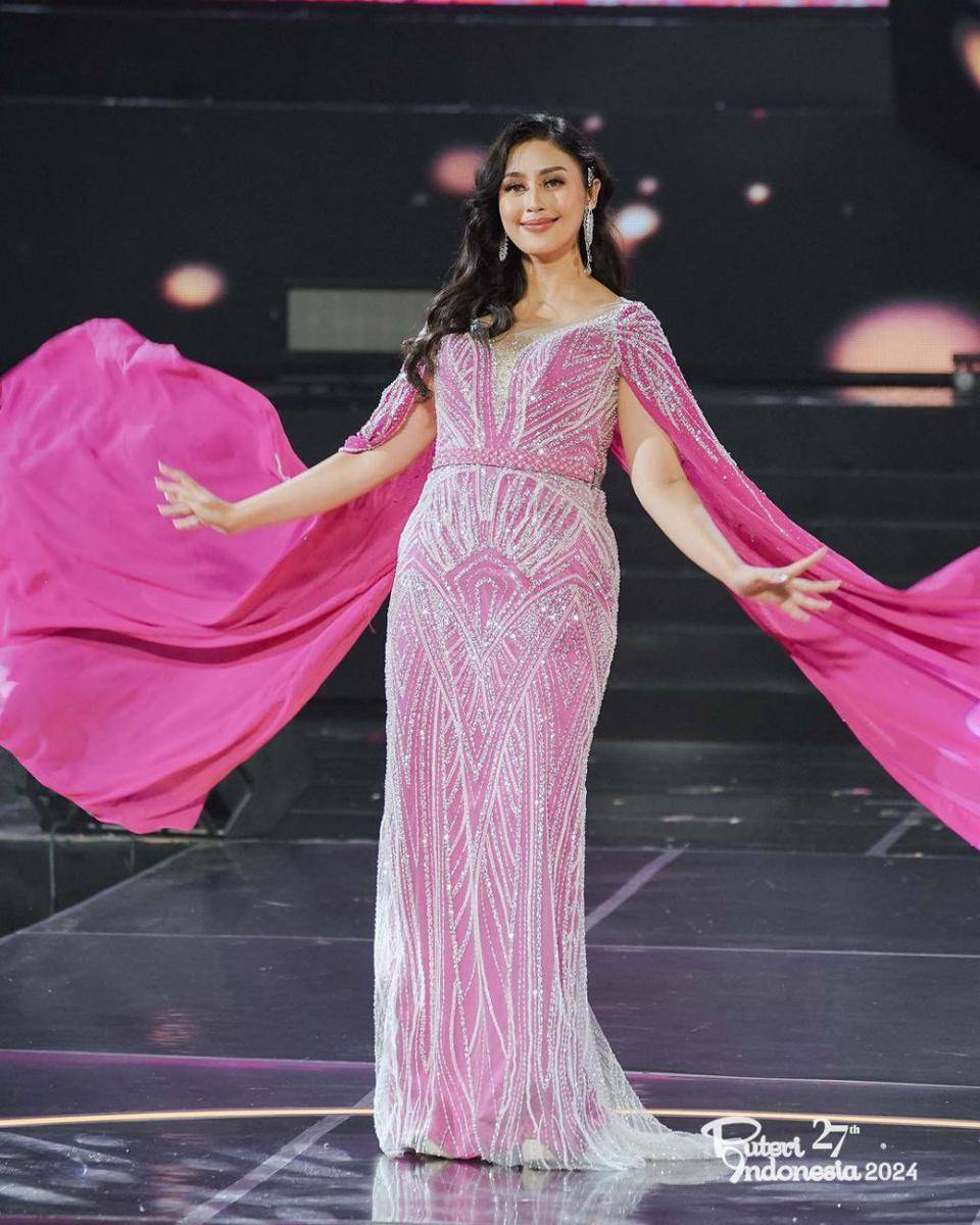 Potret Wakil Jawa di Evening Gown Preliminary Puteri Indonesia 2024 (Instagram.com/officialputeriindonesia)