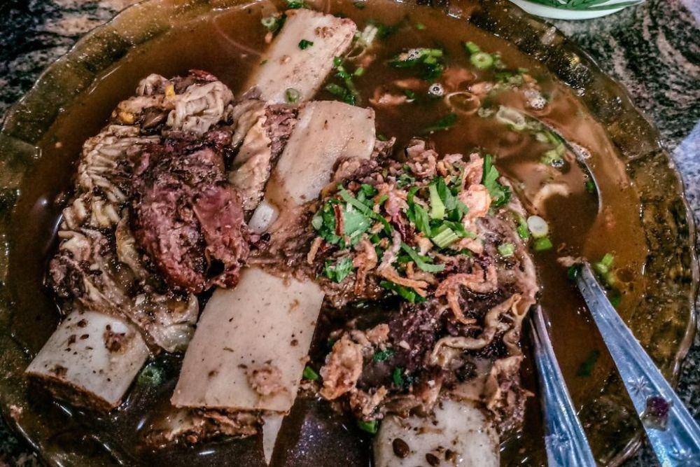 Ilustrasi makanan khas asal Makassar yakni sop konro. (Dok. Google Maps/nelaini)
