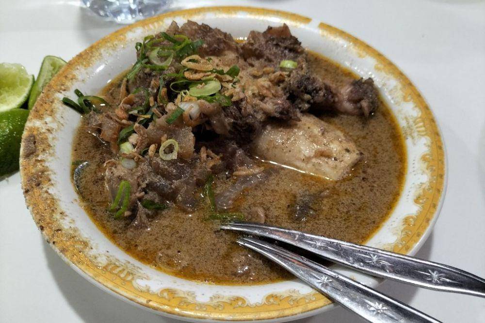 Ilustrasi makanan khas asal Makassar yakni sop saudara. (Dok. Google Maps/Jupie Saifuddin)
