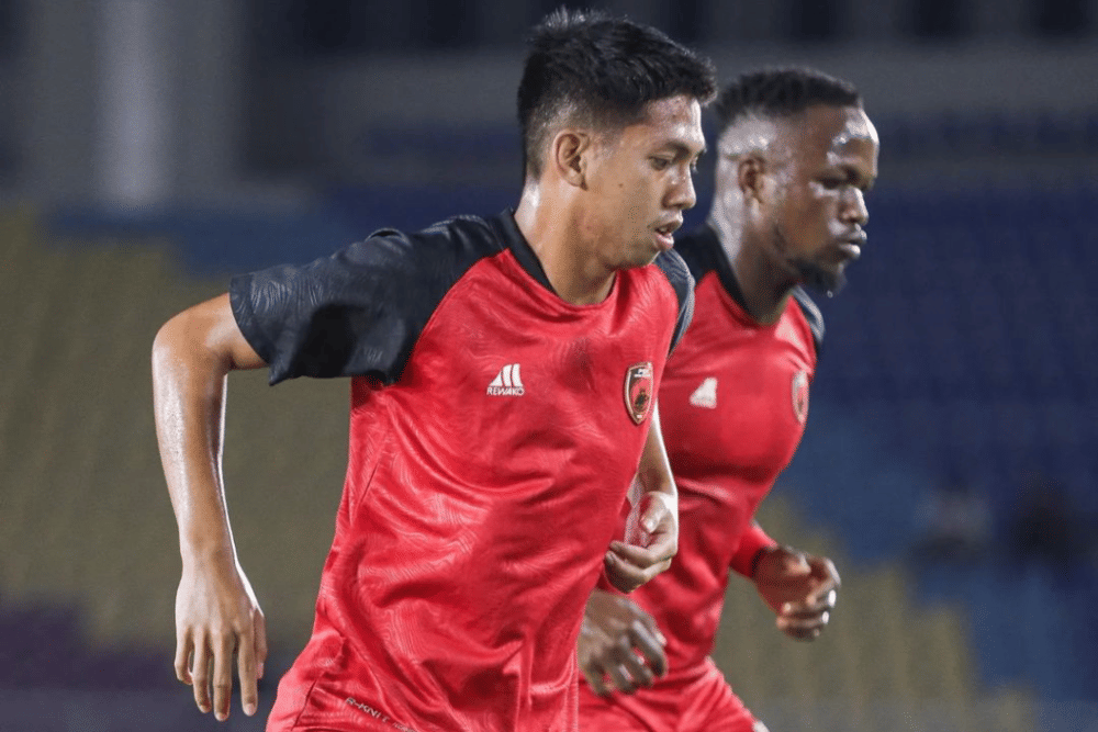 Dua pemain PSM Makassar, Ananda Raehan Alief (kiri) dan Victor Mansaray (kanan), dalam sesi pemanasan jelang pertandingan pekan ke-27 BRI Liga 1 2023/24 melawan Persis Solo yang berlangsung di Stadion Manahan Surakarta pada Senin 4 Maret 2024. (Instagram.com/psm_makassar)