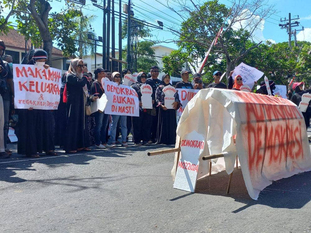 Peserta aksi dukung hak angket saat  di depan kantor DPRD Tulungagung. IDN Times/  Bramanta Pamungkas