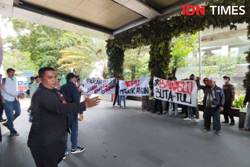 Aksi unjuk rasa protes transparansi KPU dan Bawaslu terkait dugaan penggelembungan suara caleg di kawasan Jakarta Selatan (5/3/2024). (IDN Times/Yosafat Diva Bayu Wisesa)