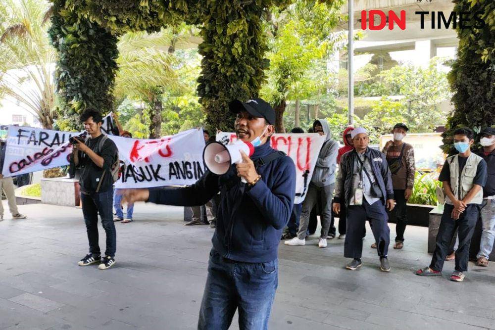 Aksi unjuk rasa protes transparansi KPU dan Bawaslu terkait dugaan penggelembungan suara caleg di kawasan Jakarta Selatan (5/3/2024). (IDN Times/Yosafat Diva Bayu Wisesa)