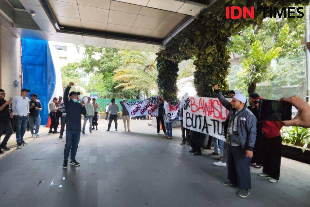 Aksi unjuk rasa protes transparansi KPU dan Bawaslu terkait dugaan penggelembungan suara caleg di kawasan Jakarta Selatan (5/3/2024). (IDN Times/Yosafat Diva Bayu Wisesa)