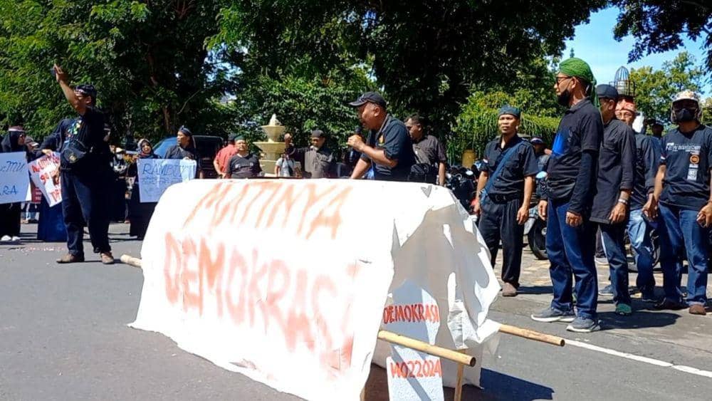Peserta aksi dukung hak angket saat  di depan kantor DPRD Tulungagung. IDN Times/  Bramanta Pamungkas