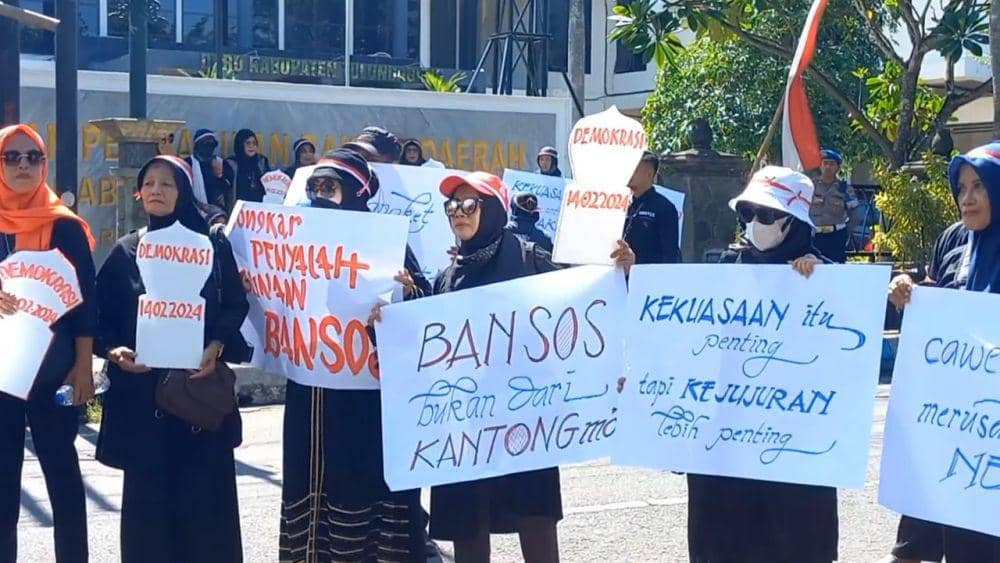 Peserta aksi dukung hak angket saat  di depan kantor DPRD Tulungagung. IDN Times/  Bramanta Pamungkas