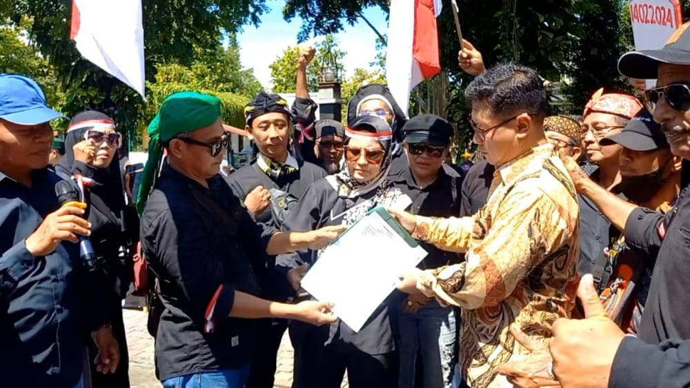 Peserta aksi saat menyerahkan petisi ke anggota DPRD Tulungagung. IDN Times/ Bramanta Pamungkas