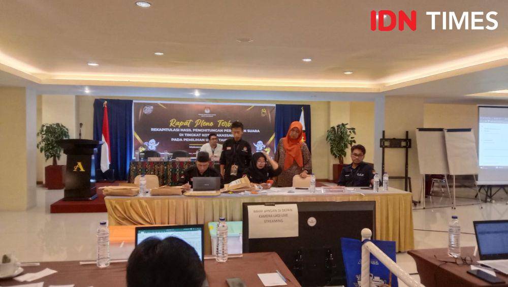 KPU Makassar melaksanakan rapat pleno rekapitulasi penghitungan suara Pemilu 2024, Selasa 5 Maret 2024. (IDN Times/Ashrawi Muin)