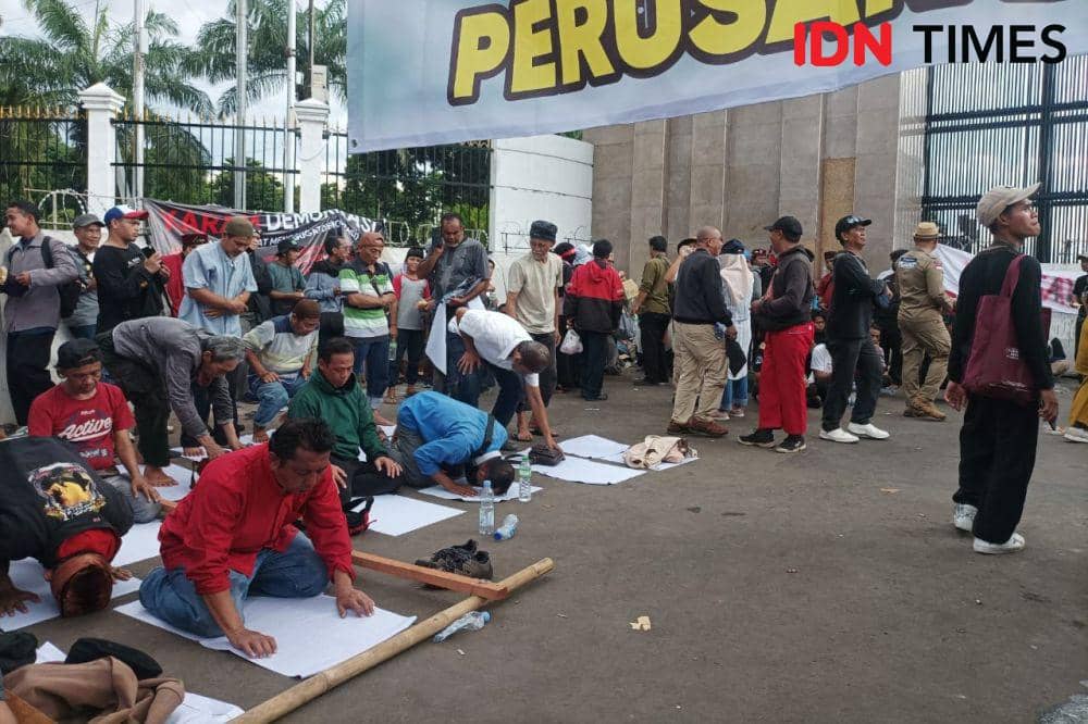 Azan Berkumandang di Depan Senayan, Massa Demo Salat 5 Menit