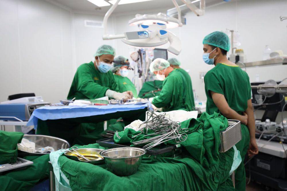 Dokter bedah RS Mitra Medika Premiere Medan saat melakukan operasi Bypass Jantung (Dok. IDN Times)