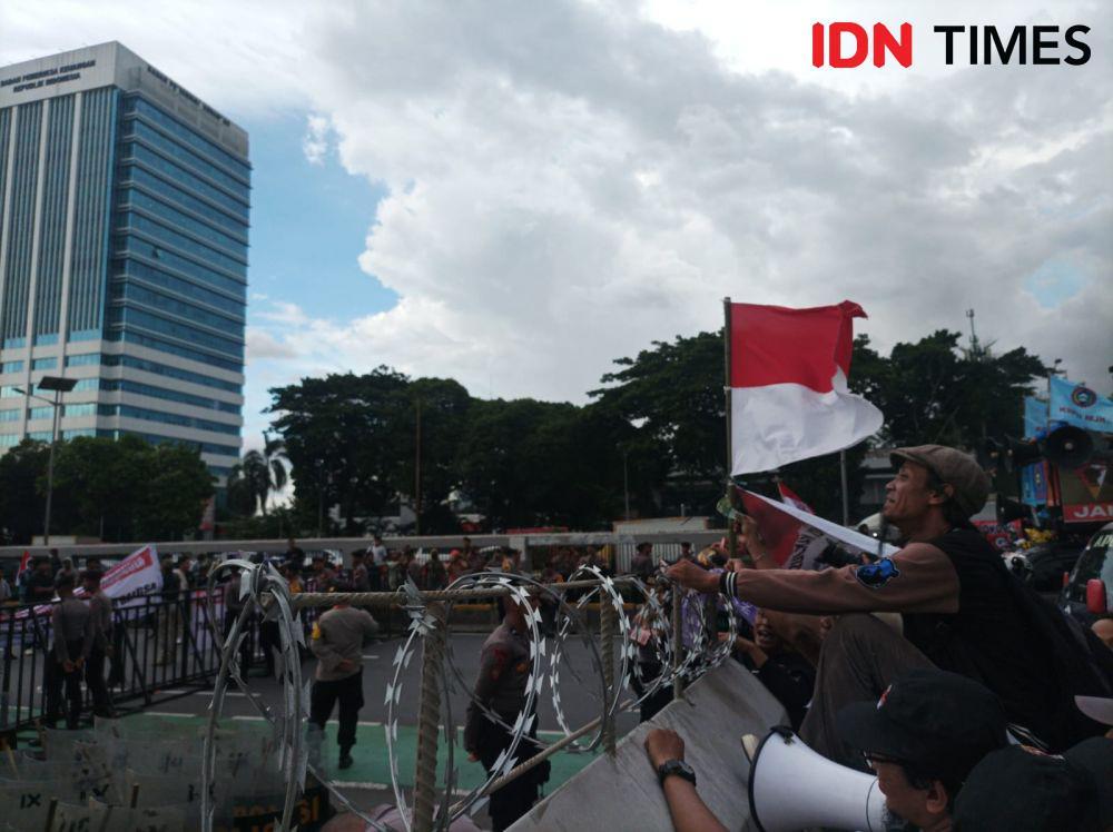 Demo Memanas, 2 Kelompok Massa Saling Lempar Botol di Depan Gedung DPR