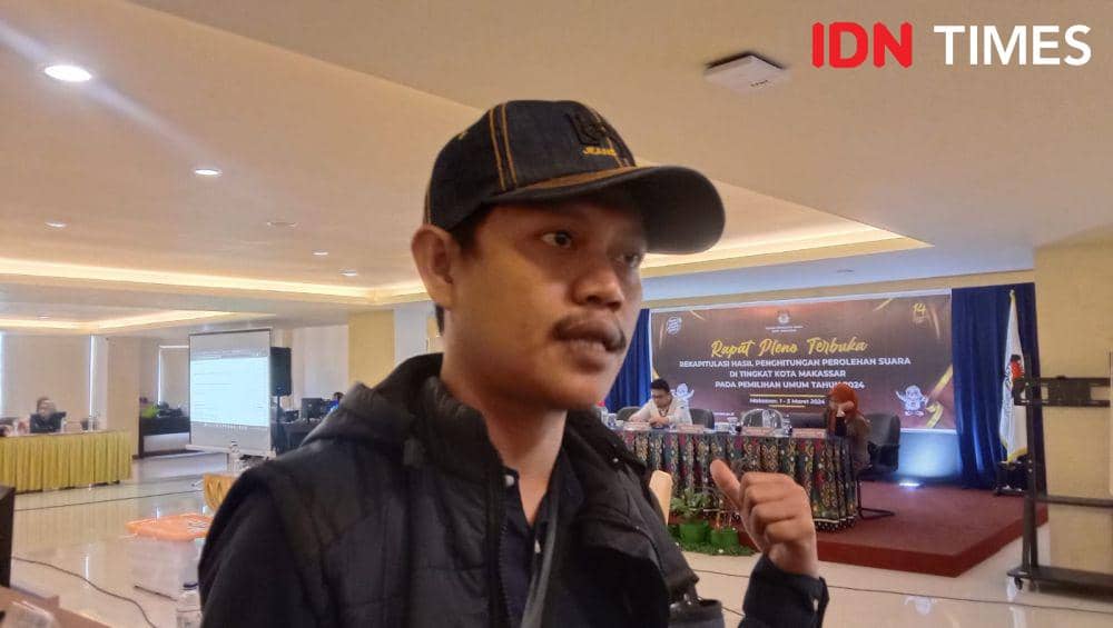 Saksi dari PDI Perjuangan saat rekapitulasi suara Pemilu 2024 tingkat Kota Makassar, Selasa (5/3/2024). IDN Times/Ashrawi Muin