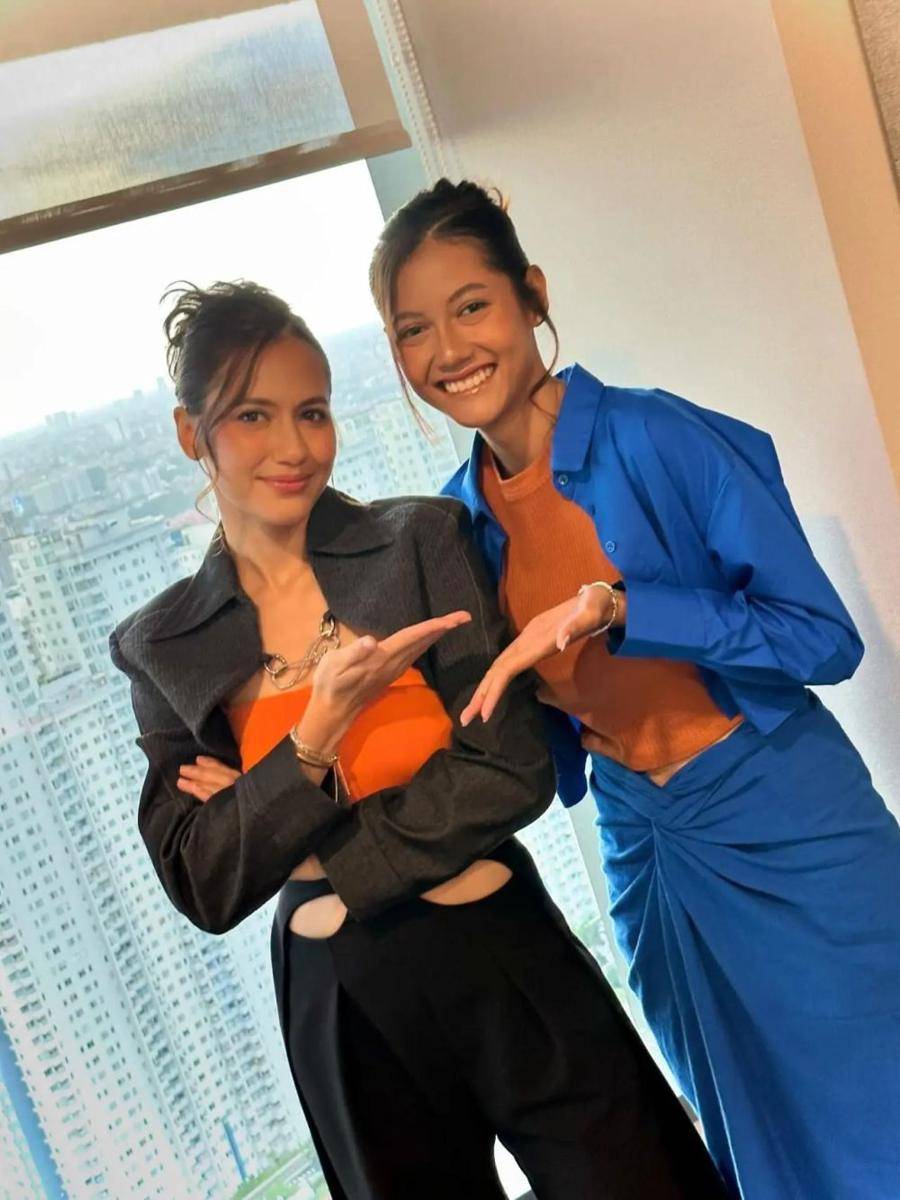 potret artis ketemu 'kembarannya' (instagram.com/pevpearce)