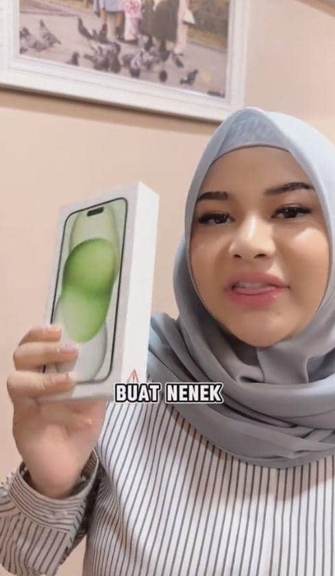 Aurel kasih kado untuk neneknya (TikTok.com/aureliehermansyahatta)