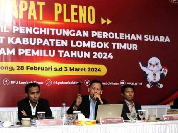 Ketua KPU Lotim saat mengetok hasil Pleno (IDN Times/Ruhaili)