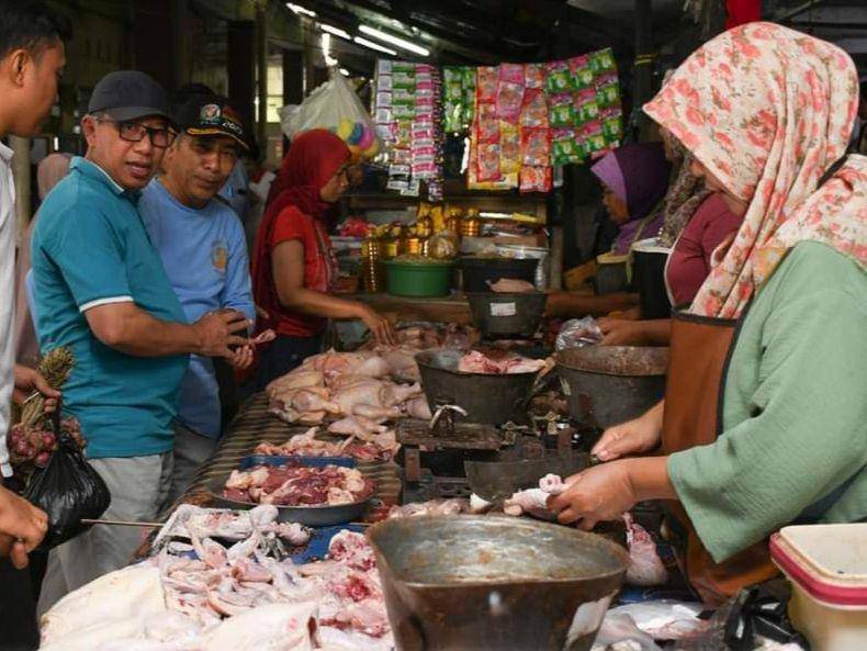 Pedagang ayam di pasar Pancor Lotim (IDN Times/Ruhaili)