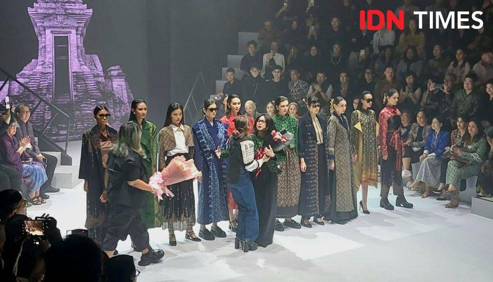 Koleksi Batik Parang Kencana di Indonesia Fashion Week 2024. (IDN Times/Jeremia Ananta)
