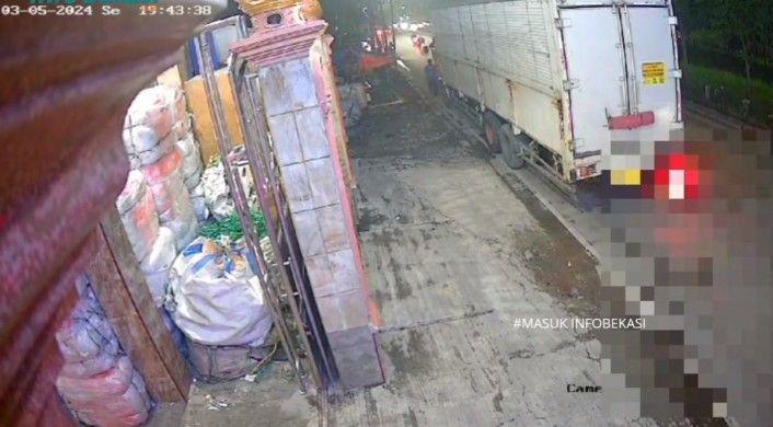 Ngelamun Gegara Masuk Daftar PHK, Pemotor di Bekasi Tabrak Truk