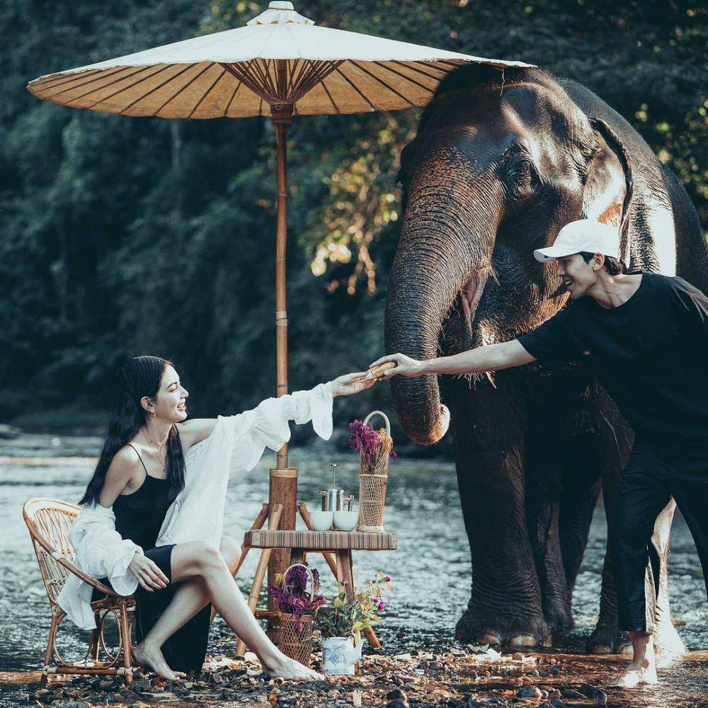 Potret Ter Chantavit dan Davikah saat bercengkrama dengan gajah di pusat konservasi gajah. (instagram.com/terchantavit)
