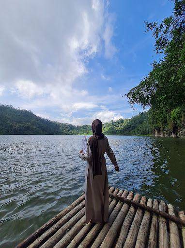potret pengunjung di Danau Ranu Agung (Google Maps/Lutfiah Anggraeini Wasi'ati)