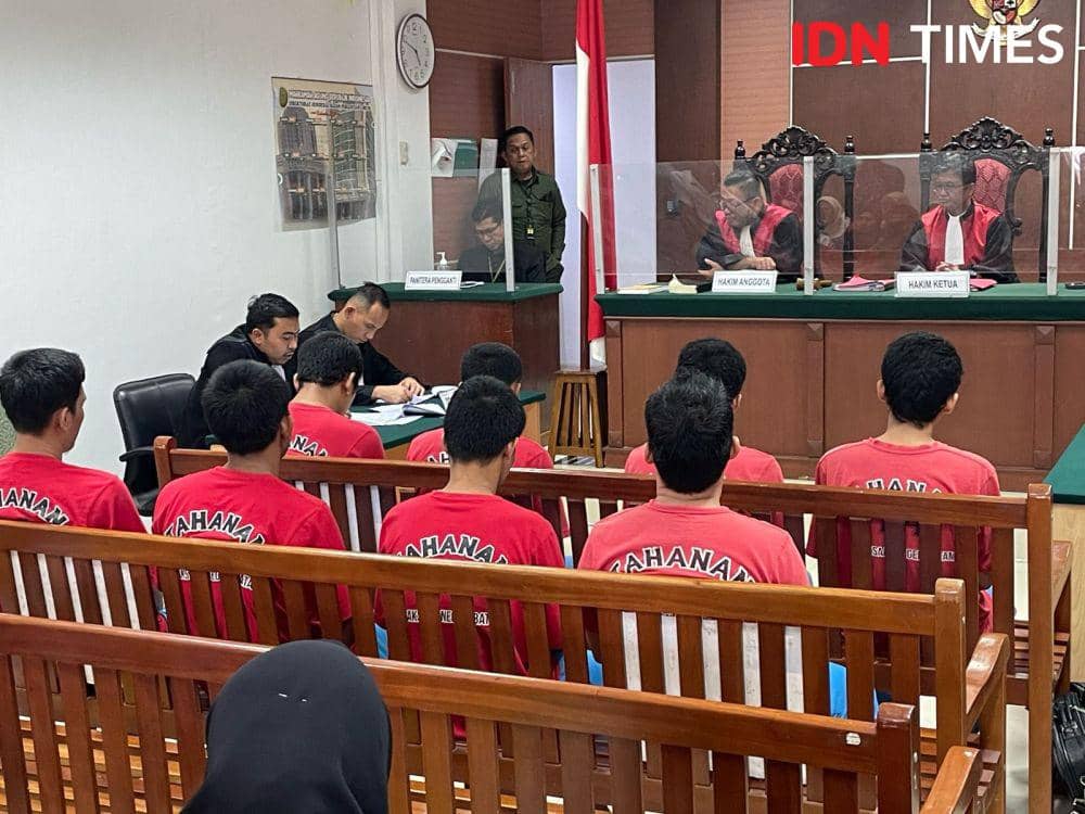 8 terdakwa aksi bela Rempang saat menjalani persidangan di PN Batam (IDN Times/Putra Gema Pamungkas)