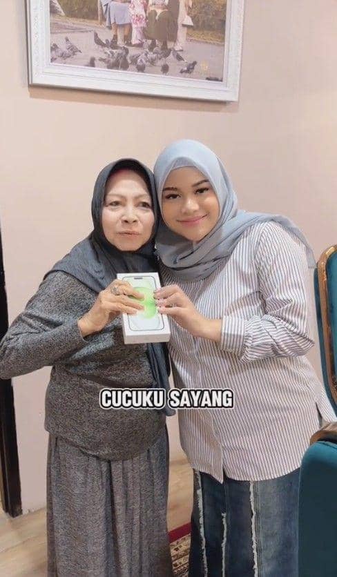 Aurel kasih kado untuk neneknya (TikTok.com/aureliehermansyahatta)