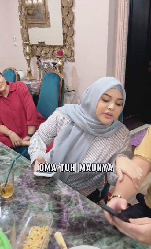 Aurel kasih kado untuk neneknya (TikTok.com/aureliehermansyahatta)