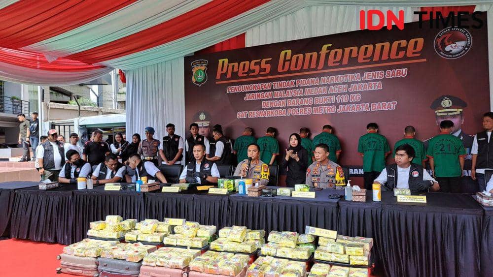 Satuan Reserse Narkoba Polres Metro Jakarta Barat membongkar penyelundupan 110 kilogram sabu jaringan internasional, Malaysia-Indonesia. (IDN Times/Irfan Fathurohman)