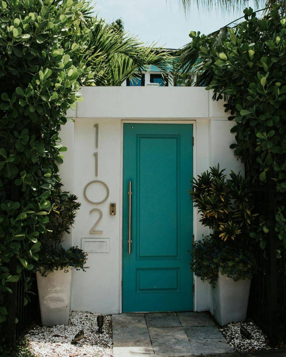 variasi warna cat untuk pintu rumah (unsplash.com/Ethan Walsweer)