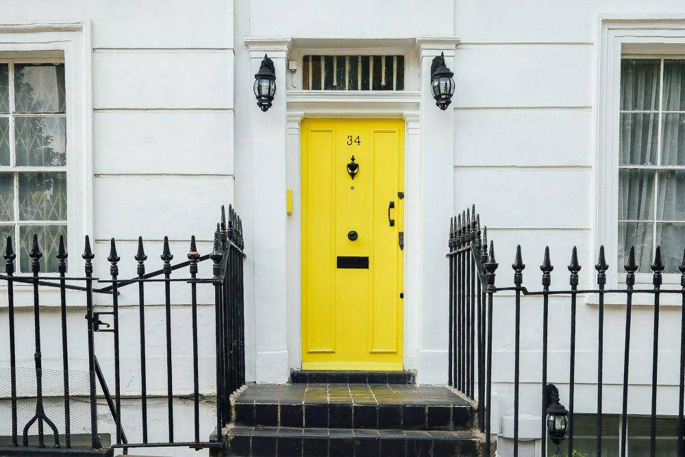 variasi warna cat untuk pintu rumah (unsplash.com/Evelyn Paris)