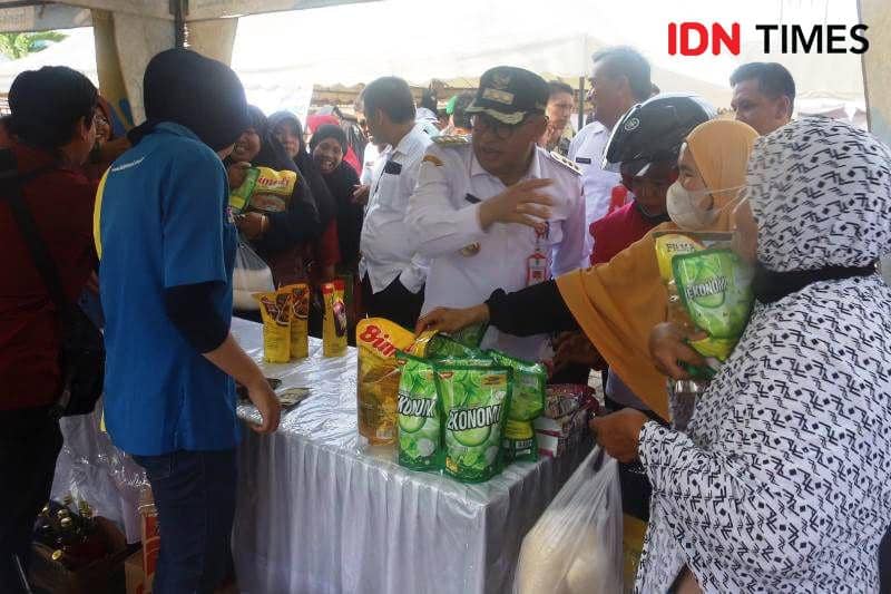 Pj Bupati PPU, Makmur Marbun berdialog dengan pedagang saat GPM di Kecamatan Waru (IDN Times/Ervan)