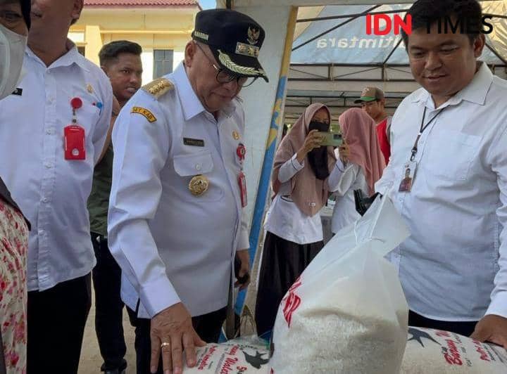 Pj Bupati PPU, Makmur Marbun cek beras saat GPM di Kecamatan Waru (IDN Times/Ervan)