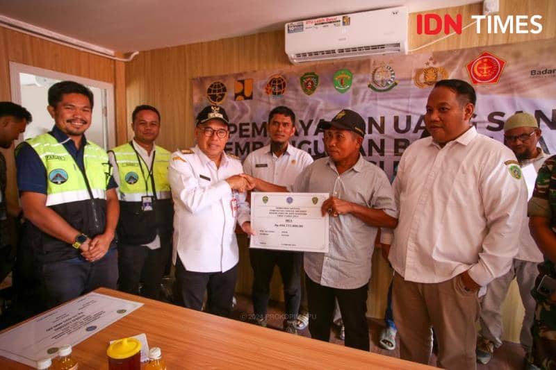Pj Bupati PPU, Makmur Marbun serahkan secara simbolis dana ganti rugi tanam tumbuh di bandara IKN kepada warga yang berhak (IDN Times/Ervan)