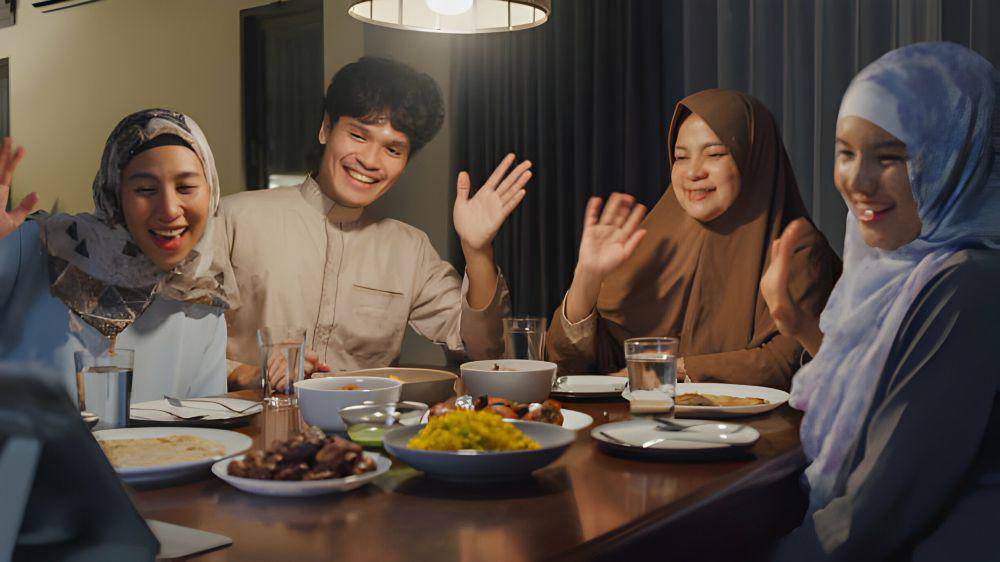 ilustrasi keluarga saat makan sahur (istockphoto.com/Tirachard)