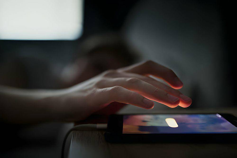 ilustrasi pria mematikan alarm untuk bangun sahur (istockphoto.com/DGLimages)